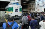 　「後藤総合車両所」の一般公開で、お披露目された旧デザインの特急「やくも」＝２８日午前、鳥取県米子市