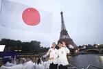 　セーヌ川で行われたパリ五輪の開会式パレードで、写真に納まる旗手の江村美咲（左）と半井重幸。後方はエッフェル塔＝２６日、パリ（ゲッティ＝共同）