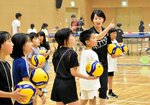 佐野選手（右から２人目）からバレーボールのこつを学ぶ子どもたち＝１５日、鳥取市吉成３丁目の市民体育館エネトピアアリーナ