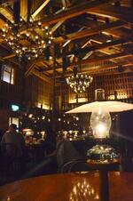 　漁業用倉庫を活用したカフェ「北一ホール」。天井の梁が当時のまま残る＝北海道小樽市
