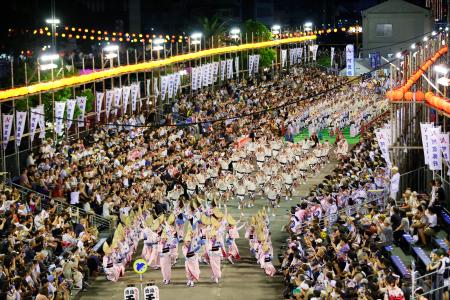 　徳島市の阿波おどりで、踊りを披露する人たち＝１２日夜