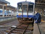 　のと鉄道の穴水駅で、地面から浮き上がった線路＝１２日、石川県穴水町