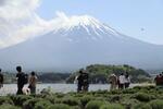 　富士山を眺める観光客ら＝２０２３年５月、山梨県富士河口湖町
