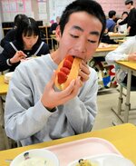 町産のイチゴを詰め込んだパンを頰張る生徒