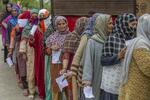 　投票のために列をつくる女性たち＝１３日、インド北部スリナガル（ゲッティ＝共同）