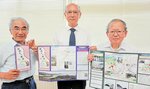 鳥取市湖南地区の魅力を紹介したマップを作成した湖南まちづくり協議会マップ編集委員会の宇田川和人委員長（中央）ら