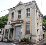 西洋建築の様式を表現している旧山陰合同銀行根雨支店店舗＝日野町根雨（日野町教委提供）