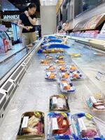 　日本産の刺し身が消えた中国・上海市の食品スーパー＝７月（共同）
