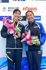 　女子１０キロで優勝し笑顔の梶本一花（右）と２位の蝦名愛梨＝千葉県館山市