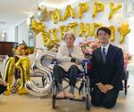 　兵庫県芦屋市の高齢者施設で開かれた誕生日会で、高島崚輔市長（右）と写真に納まる糸岡富子さん＝５月（同市提供）