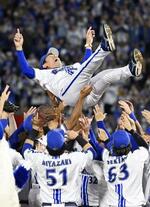 　プロ野球日本シリーズで、２６年ぶりの日本一に輝き、胴上げされるＤｅＮＡ・三浦大輔監督＝３日、横浜