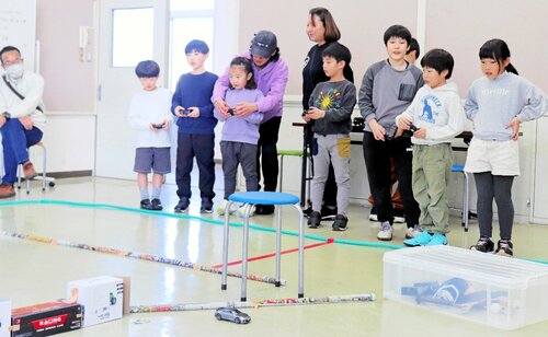 無線操縦カーを操作する子どもたち