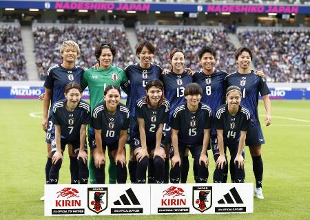 女子日本代表イレブンの長谷川（前列右）ら＝２０２４年１０月２６日、国立競技場