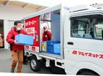 商品を詰めたケースを専用車両に積み込む配達スタッフ＝１月２５日、鳥取市宮長のマルイ宮長店