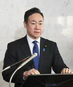 　記者会見する鈴木法相＝１４日午前、国会