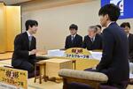 　将棋の第５０期棋王戦コナミグループ杯５番勝負の第２局を前に、検分する藤井聡太棋王（左）と増田康宏八段＝２１日午後、金沢市の北國新聞会館