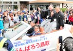新入幕を果たして鳥取市内でパレードする石浦（後部座席左）。鳥取中部地震で被災した県民を励ました＝２０１６年１０月、鳥取県庁