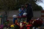 　ロシア軍のミサイル攻撃の犠牲者を追悼する家族ら＝８日、ウクライナ東部ハリコフ州（ＡＰ＝共同）
