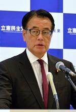 　記者会見する立憲民主党の岡田幹事長＝７日、国会