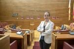 　自然光が差し込むバレンシア州議会の本会議場に立つマル。スペインでは立法や公用語の追加など幅広い地方自治権が憲法で認められている＝２０２４年５月（撮影・赤沢麦、共同）