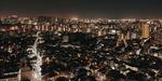 　ビルの照明が輝く東京都内の夜。建築物の省エネは気候変動対策上、非常に重要だ＝２０２３年９月