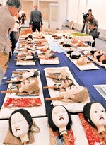 鳥取市歴史博物館やまびこ館で公開された「嶋人形芝居」の人形の頭など＝５月３０日