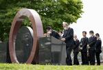 　北海道地震の発生から５年となり、厚真町の慰霊碑に献花する同町職員ら＝６日午後