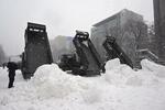 　「第７４回さっぽろ雪まつり」に向け、札幌市の大通公園に運び込まれた雪＝７日午前