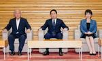 　閣議に臨む（左から）鈴木財務相、岸田首相、高市経済安保相＝１８日午前、首相官邸