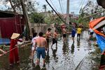 　８日、ベトナム北部ハイフォン市で、台風により倒れた樹木を取り除く人々（ロイター＝共同）