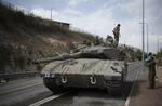 　１０日、レバノン国境に配備されたイスラエル軍の戦車（ＡＰ＝共同）