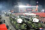 　平壌での軍事パレードで披露された北朝鮮の弾道ミサイル＝２０２３年２月８日（朝鮮中央通信提供、ＡＰ＝共同）