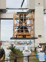 　移設工事が始まり、つり上げられる「今津灯台」の木造部分＝１日午前、兵庫県西宮市
