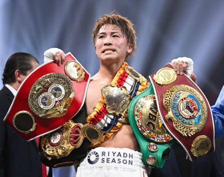 　金芸俊をＫＯ勝ちで下し、ポーズを決める井上尚弥＝有明アリーナ