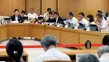　兵庫県知事の疑惑告発文書問題を巡り、県議会が開いた百条委員会＝２日午前