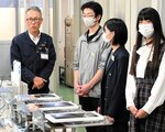 タブレット端末の耐久性実験の現場を見学する学生ら＝１２日、鳥取市立川町７丁目のＬＩＭＮＯ