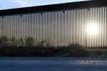 　米エルパソにあるメキシコ国境の壁＝２０２３年１２月３１日（共同）