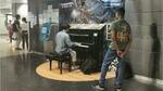 　誰でも自由に演奏できるシンガポールのタンジョンパガー駅構内の「駅ピアノ」