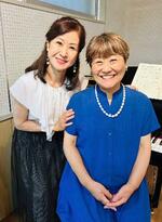 　ピアノ弾き語りのライブを開く吉岡しげ美さん（右）と、朗読で参加する小林綾子さん