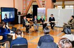 大学連携について意見を交わすパネリストら＝２１日、日南町霞の町役場