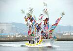 　色鮮やかな大漁旗をはためかせる小型漁船「福進丸」＝２６日午前、福島県相馬市