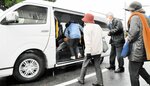 予約型乗り合いバス「みなとーる」に試乗する参加者＝７日、境港市外江町の外江公民館