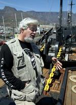 　船のデッキで話す「シー・シェパード」の創設者ポール・ワトソン容疑者＝２００６年１月、南アフリカ・ケープタウン（ロイター＝共同）