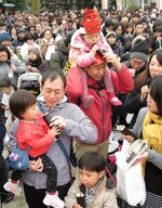 千人が一斉に丸かぶり＝２０１９年２月３日、大阪天満宮（大阪日日）