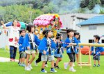 みこしを担いで園庭を練り歩く園児ら＝９月２７日、香美町村岡区村岡の宝樹保育園