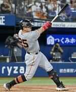 　５回巨人無死、巨人・岡本和が左中間に本塁打を放つ＝横浜