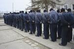 　ウクライナ西部の捕虜収容施設で整列するロシア人捕虜ら＝２０２３年３月
