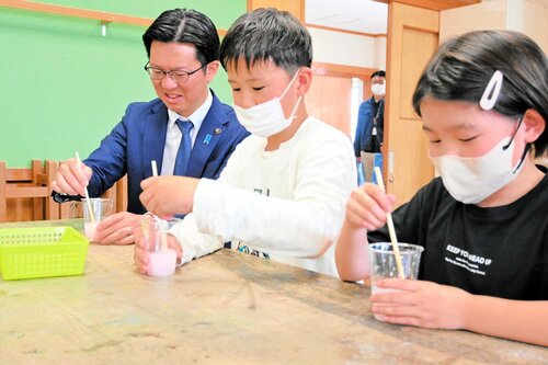 実験に取り組む伊木市長（左）と児童ら