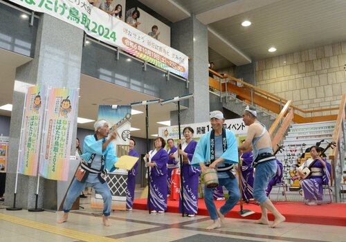 「地域文化伝承館」での演目を披露する淀江さんこ節保存会のメンバー＝１９日、鳥取県庁