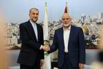 　イランのアブドラヒアン外相（左）と握手するハマスの指導者ハニヤ氏＝２０日、ドーハ（ロイター＝共同）